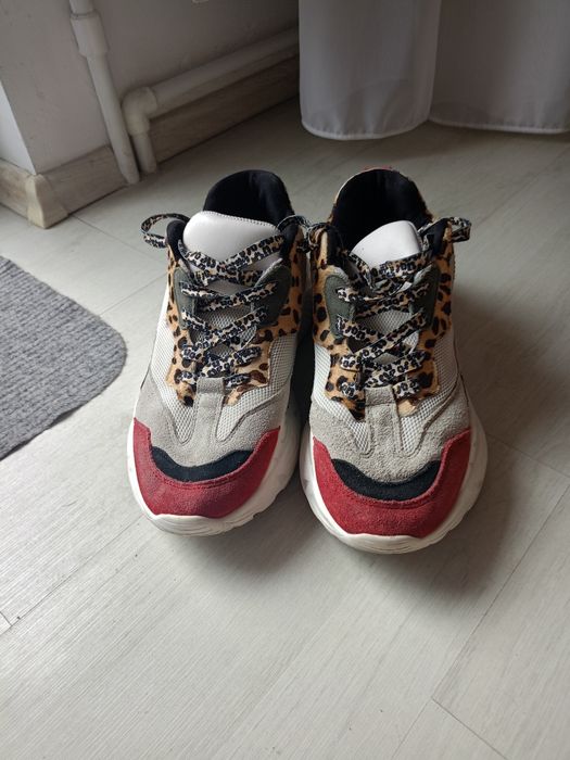 Vând pantofi sport dama, produs de calitate superioara mărimea 39.