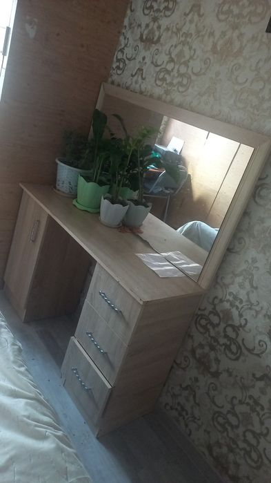 Туалетни столик  +2 тумбасымен