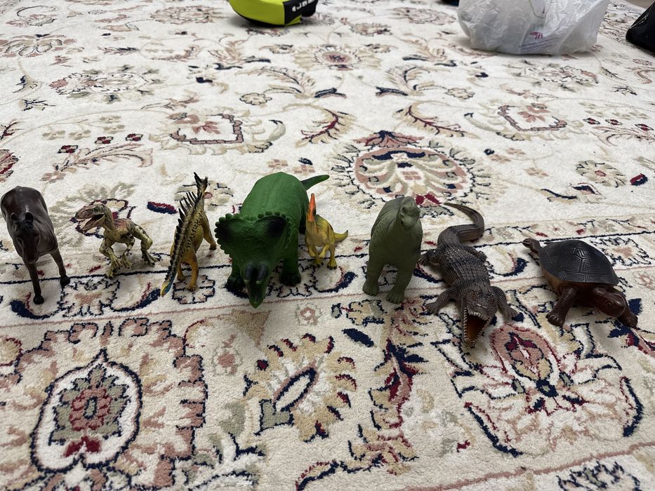 Продам СРОЧНО Игрушки динозавры и животные