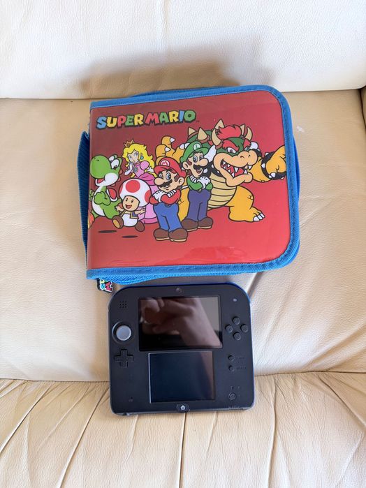 Nintendo 2DS (черно-син) + калъф Super Mario + зарядно + 4 игри