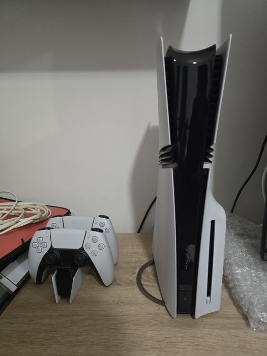 Ps5 pro + disk + 2 manete + statie de incarcare+ stand + 2 jocuri