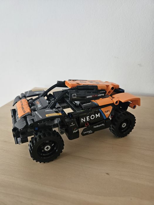 LEGO TECHNIC Състезателна кола NEOM McLaren Extreme E 42166