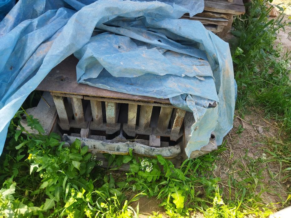 Шлакоблок аппарати сотилади.