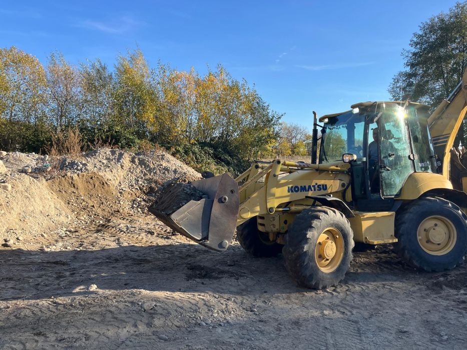 Vând buldoexcavator komatsu wb93s
