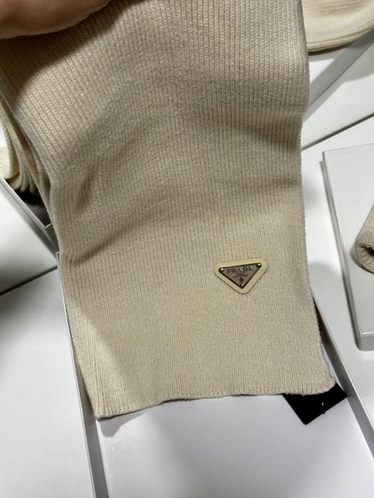 Шапка и шарф Prada