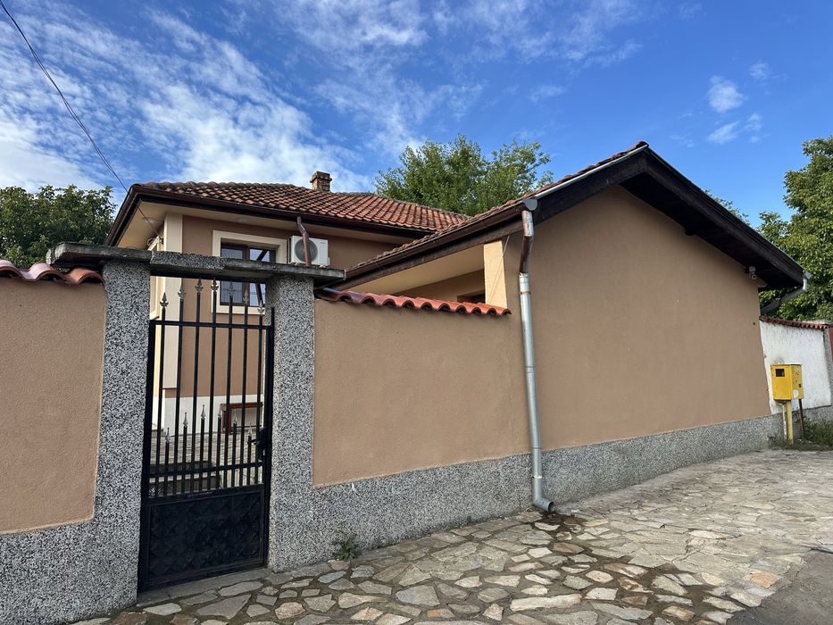 Къща в грат луковит
