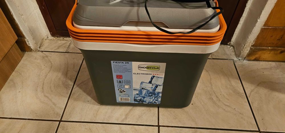 lada frigorifica auto/casa Frigider Electric Fiesta 25 lt 12V/220v