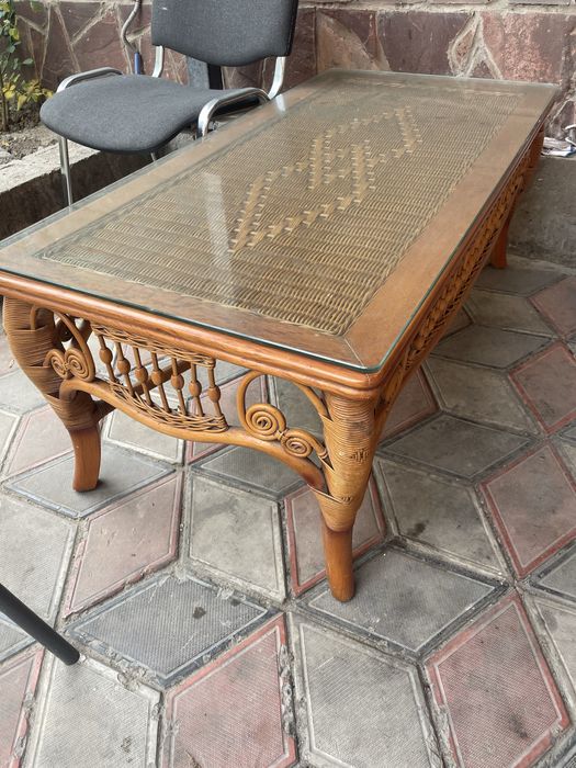 Стол низкий со стеклом.