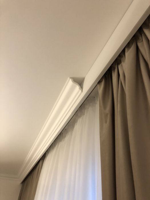 Lipesc tapet . Pun taper . Lipesc cornisa polistiren