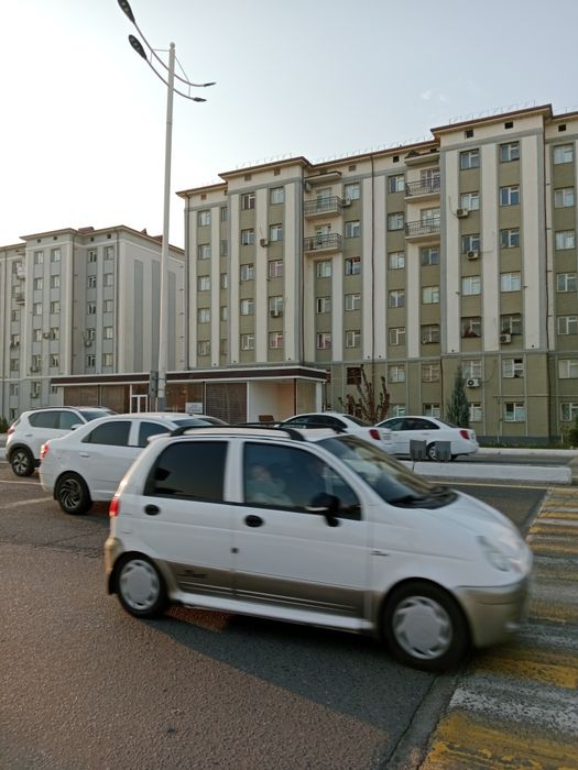 7qavatli turarjoy xonadonidan 5-qavati zudlik bilan sotiladi.