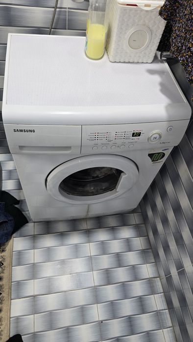 Кир ювадиган мошина ишлаб турипти