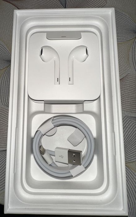 Iphone нови оригинални кабел, слушалки и преходник