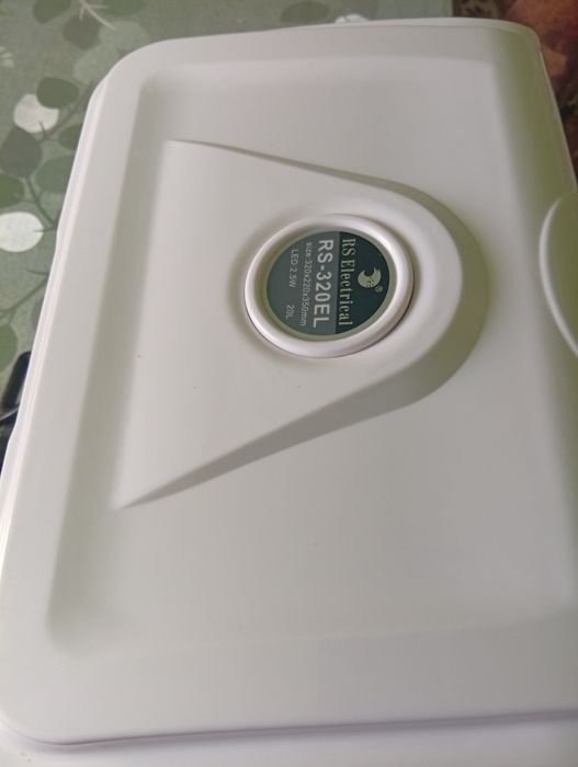 Продавам оборудван аквариум 20л. Сомчета пораснаха и вече ми е малък.