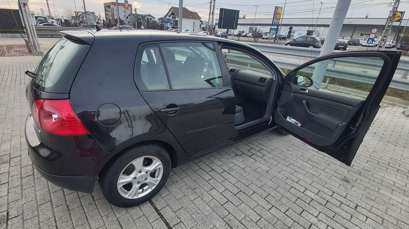 Vând Golf 5 comfortline, benzină,  1.6  MPI