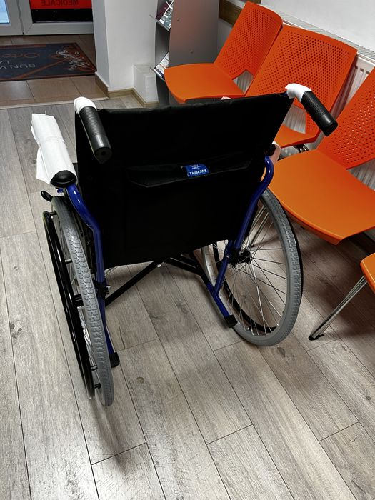 Vand scaun cu rotile manual nou