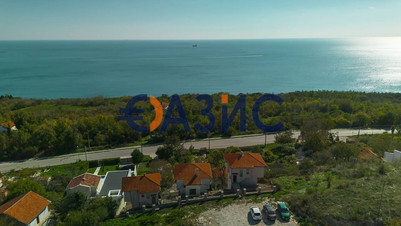Три триетажни вили с панорамна гледка към морето в Балчик, България,