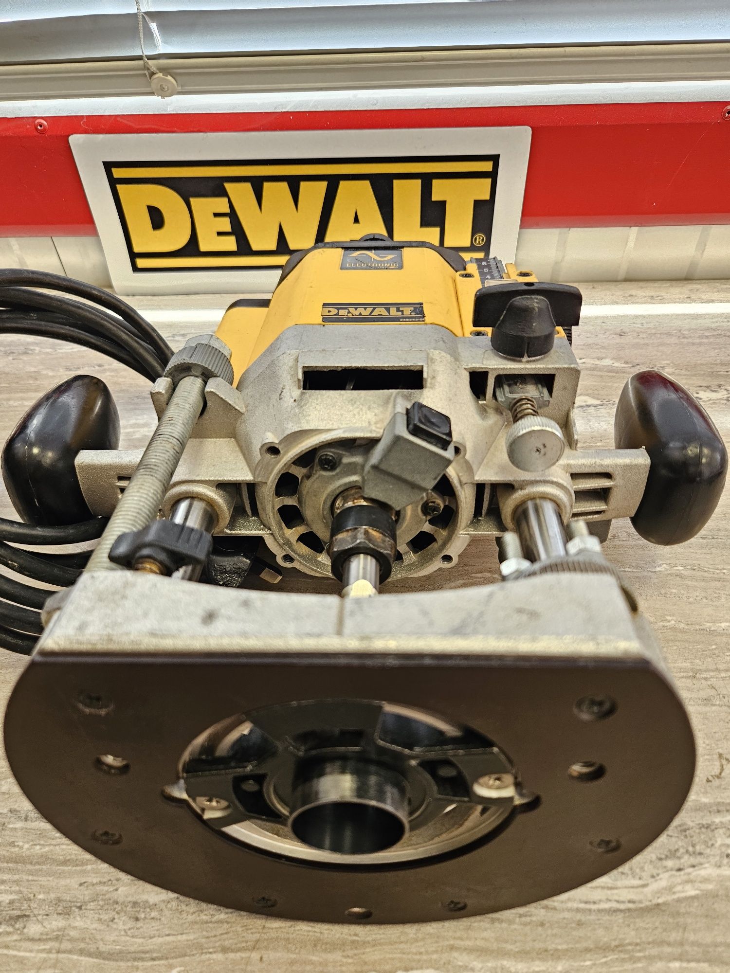Dewalt Оберфреза DW625E-GB