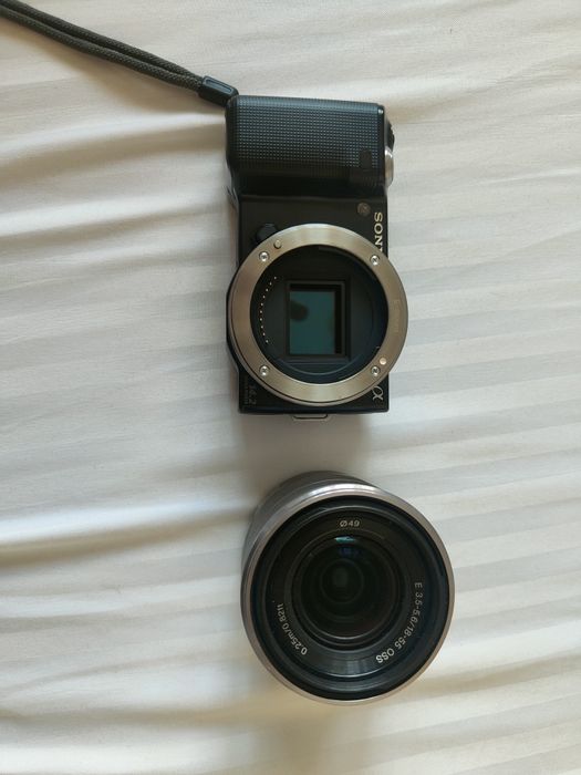 Vând cameră foto Sony nex-5 in perfectă stare