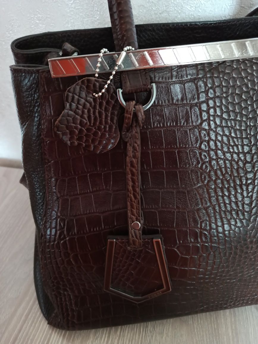 Продам чисто кожаную сумку Fendi