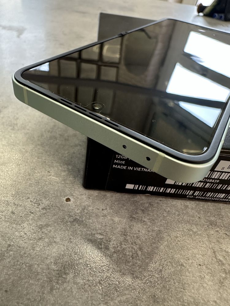 Samsung Z Flip 6 256GB Гаранция Б-102397 Не може да се заключи