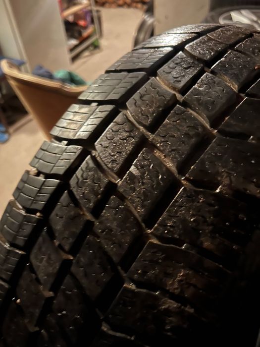 Зимни гуми за бус 215/65/16c  2броя за 100 лв