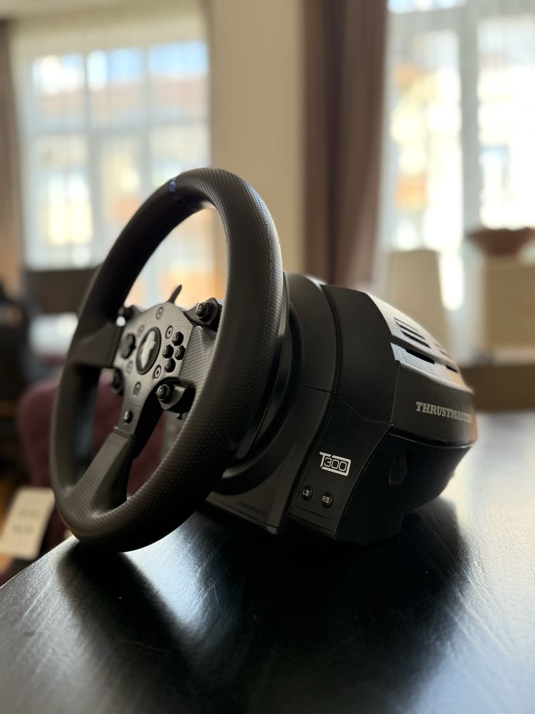 Гейминг волан Thrustmaster T300 RS + комплект педали