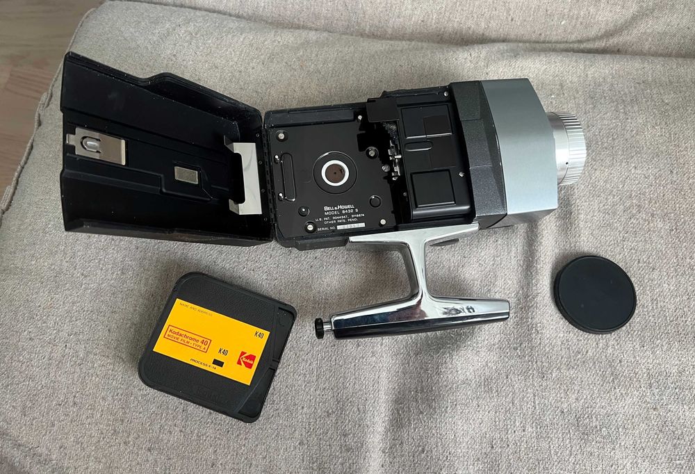 Cameră Bell & Howell Super 8 model 8432S vintage nefuncțională gentuta