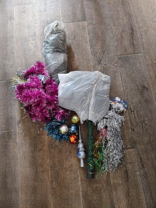 Продам новогоднюю ёлку и украшения к ней