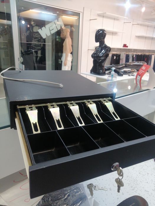 Сейф для кассы в отличном состоянии