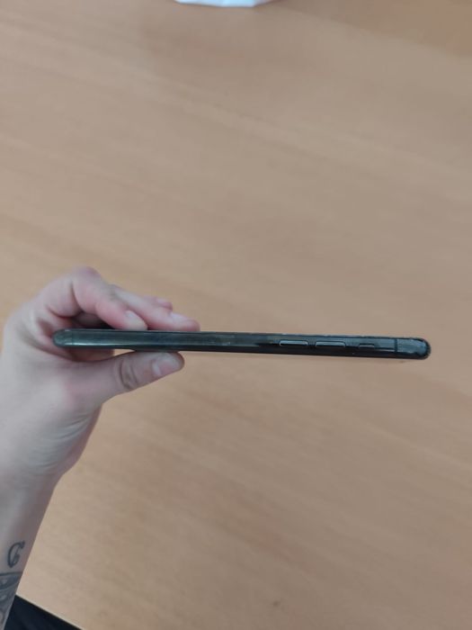 Vând sau schimb iphone 11 pro max , telefonul merge foarte bien ..!