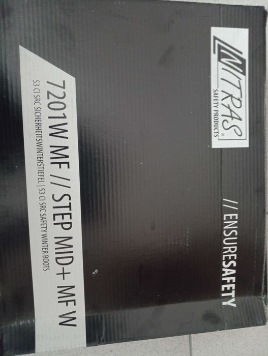 Продавам нови зимни високи работни обувки с бомбе,с вълна-44 номер.