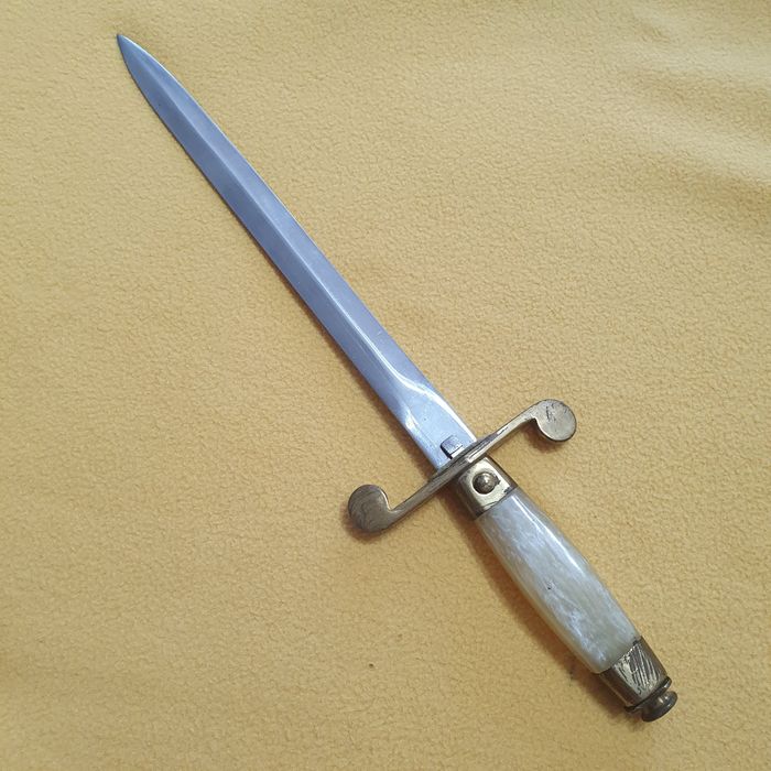 Stilet ofițer R.S.R