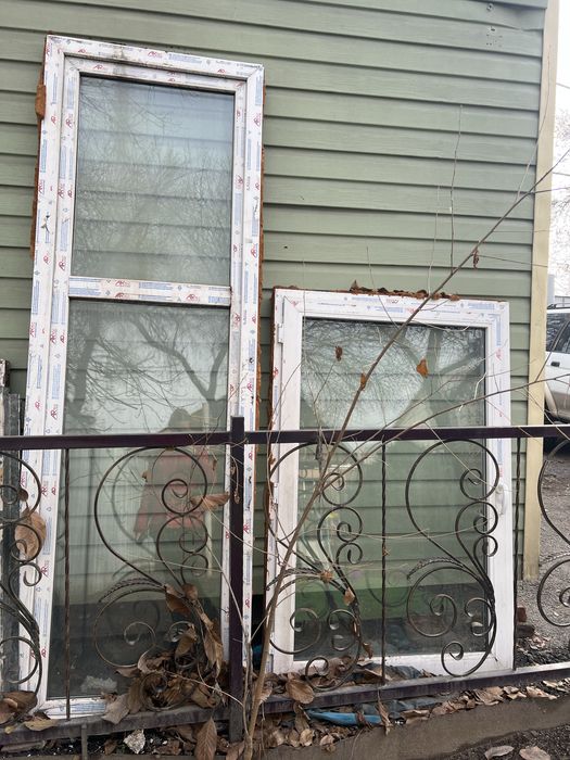 Продам пластиковую дверь и окно
