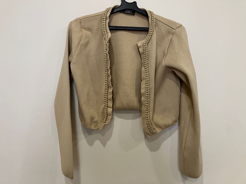 Сака и яке на Avin, Alessa  и други