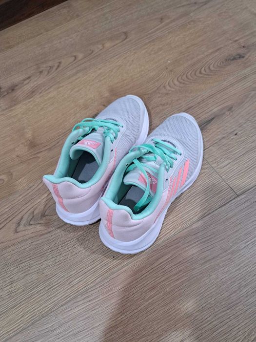 Pantofi sport Adidas, Skechers si Nike