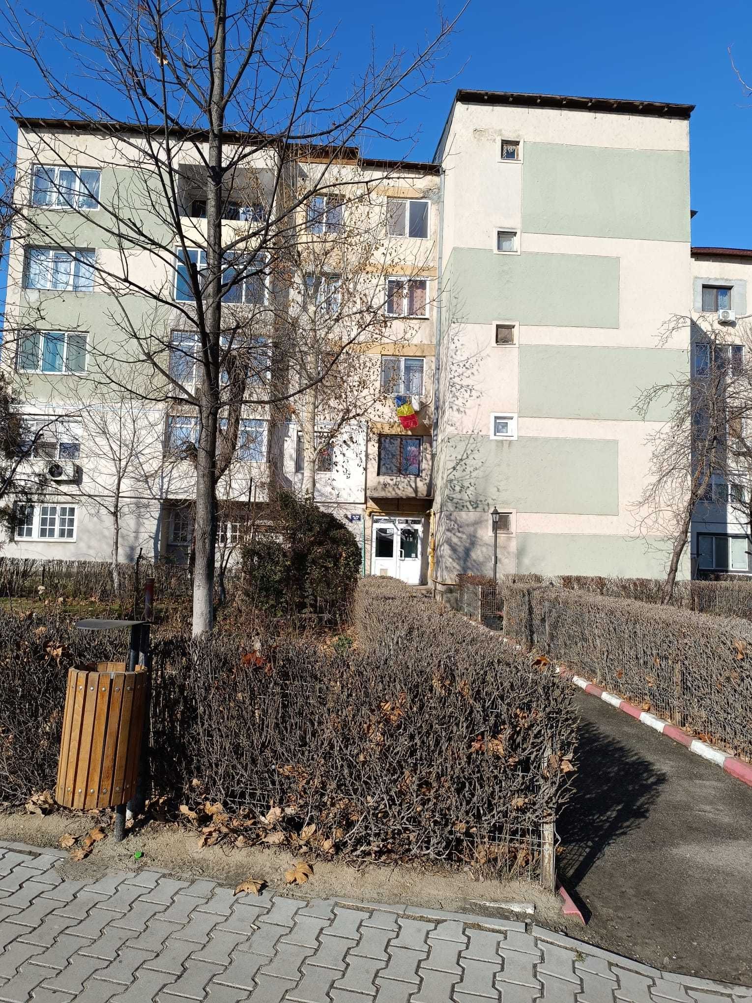 apartament 2 camere etaj 2 de vinzare zona PecoAlexandria  pt reformat