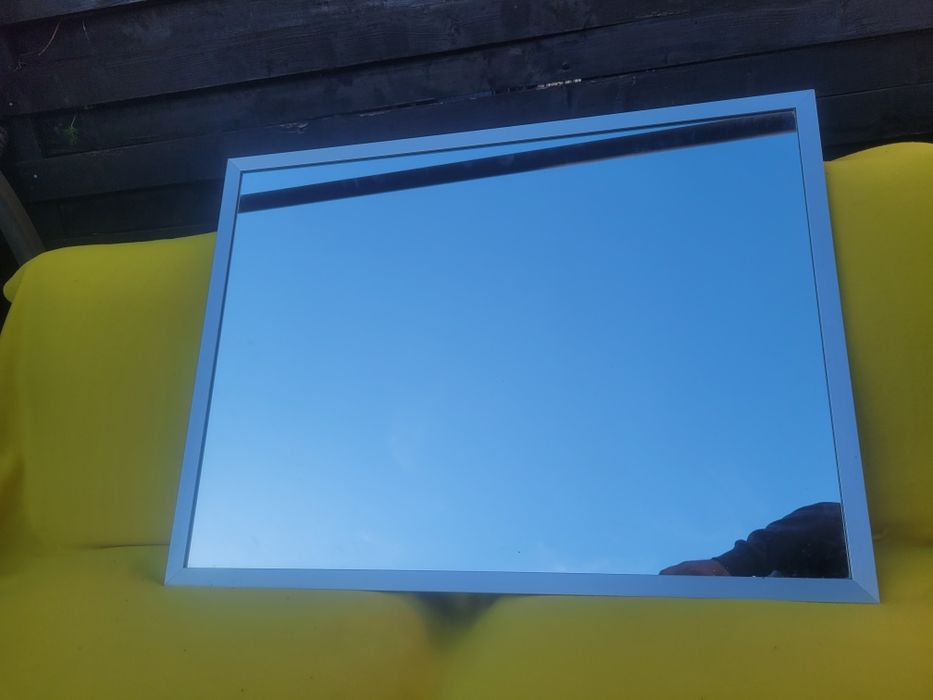 Oglinda în rama de aluminiu