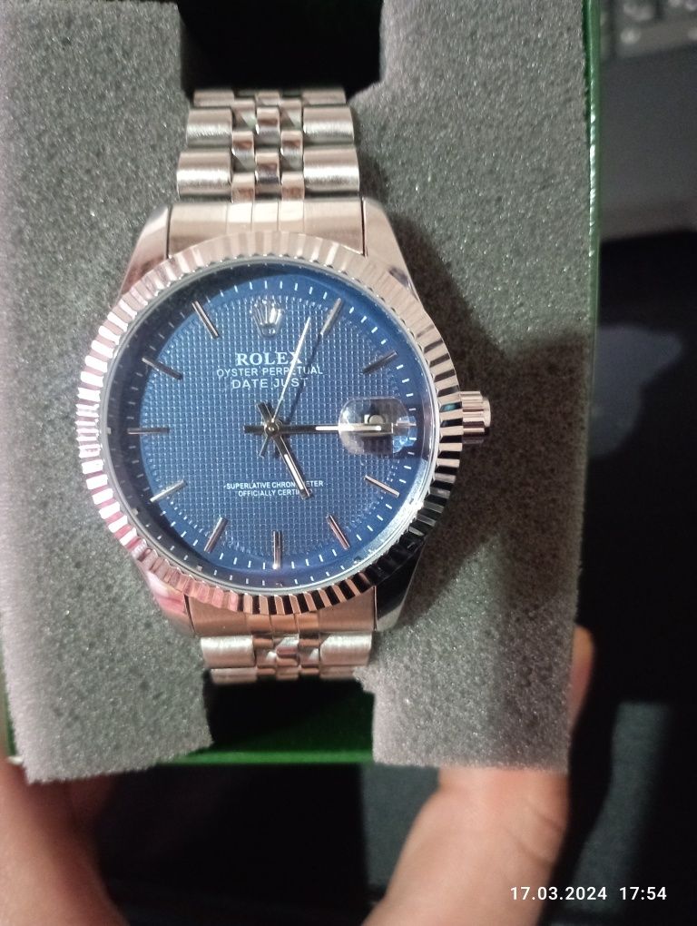 Rolex mexanik soat sotiladi