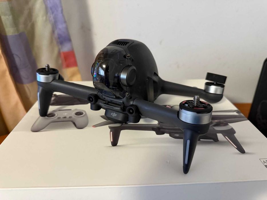 Дрон DJI FPV - само тяло + 2 set-а по 4 перки + зелен корпус