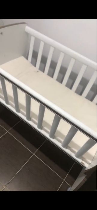 Patut bebe de se leagana pret negociabil