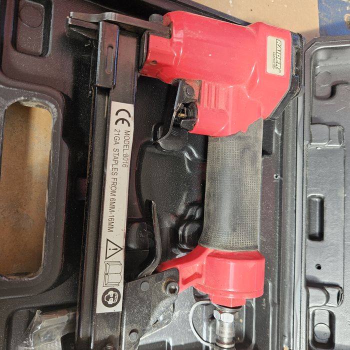 пневматичен такер