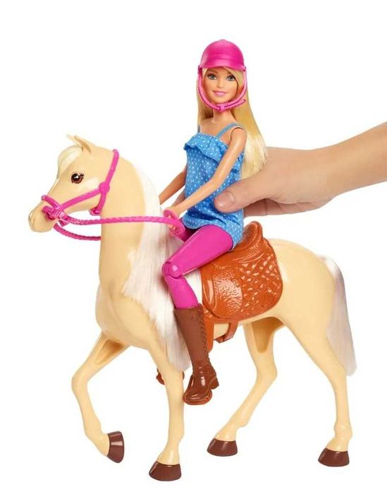 Papusa barbie pe cal