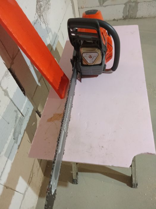 Vând huzwarna 592xp noua ne pus benzina in ea