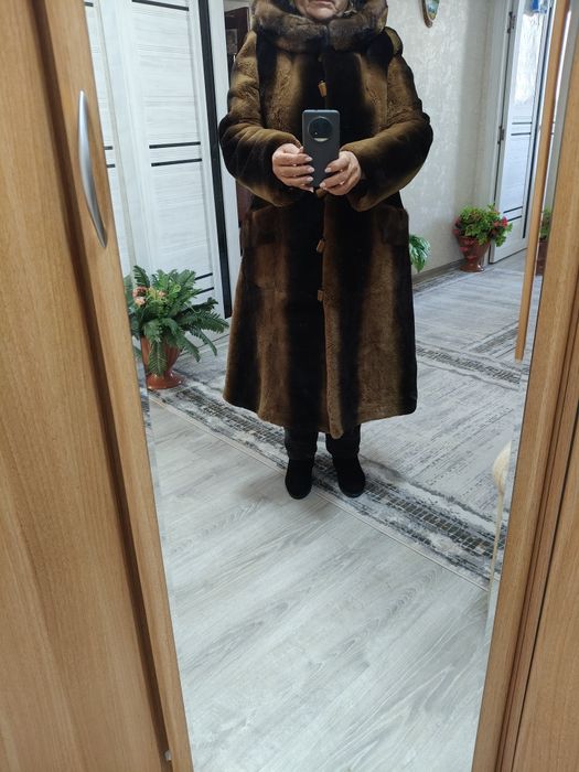 Продам шубу из меха бобра навая размер 50-52