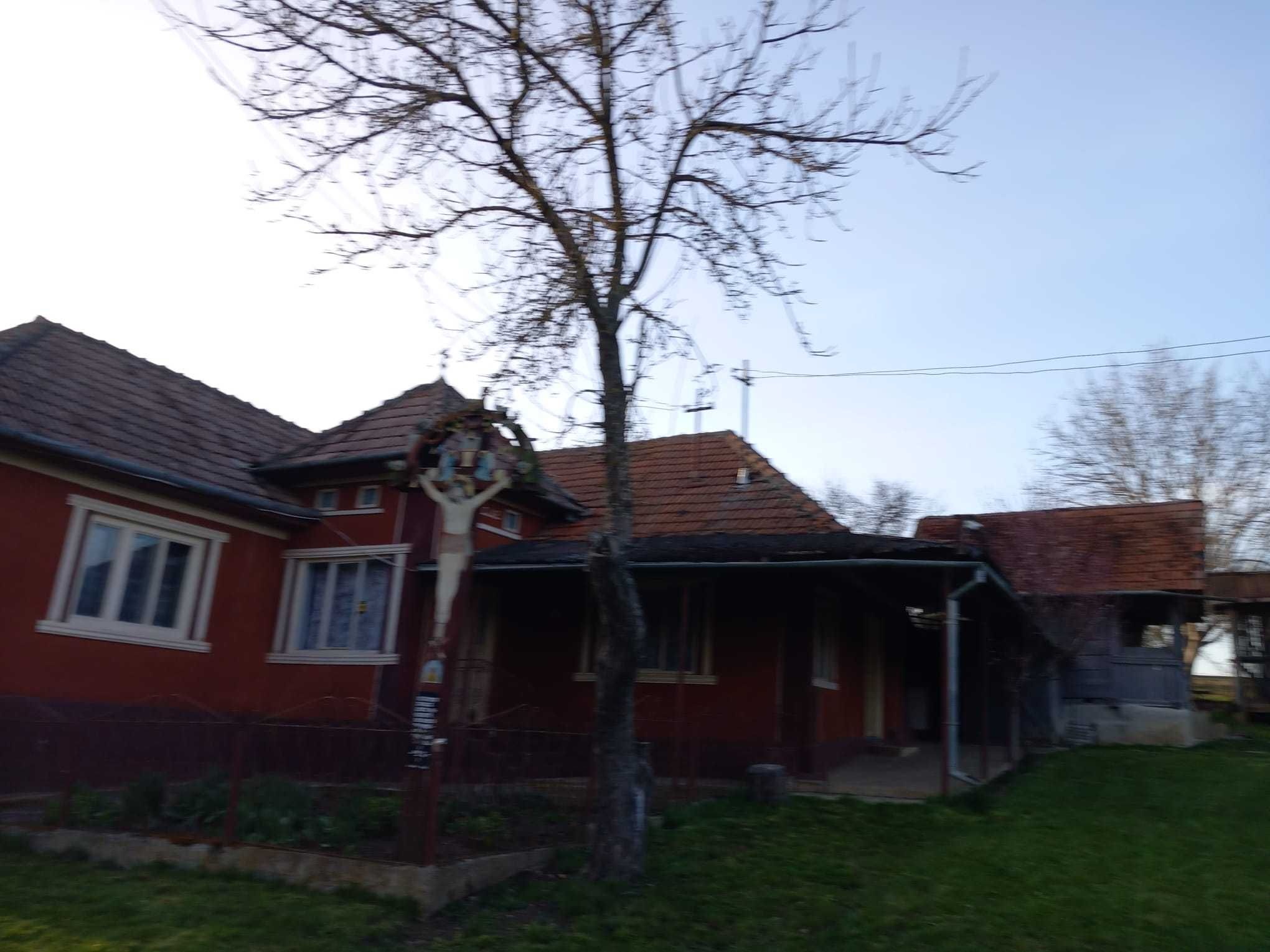 Casă de vânzare în comuna Geaca, jud. Cluj, cu vedere superbă spre lac