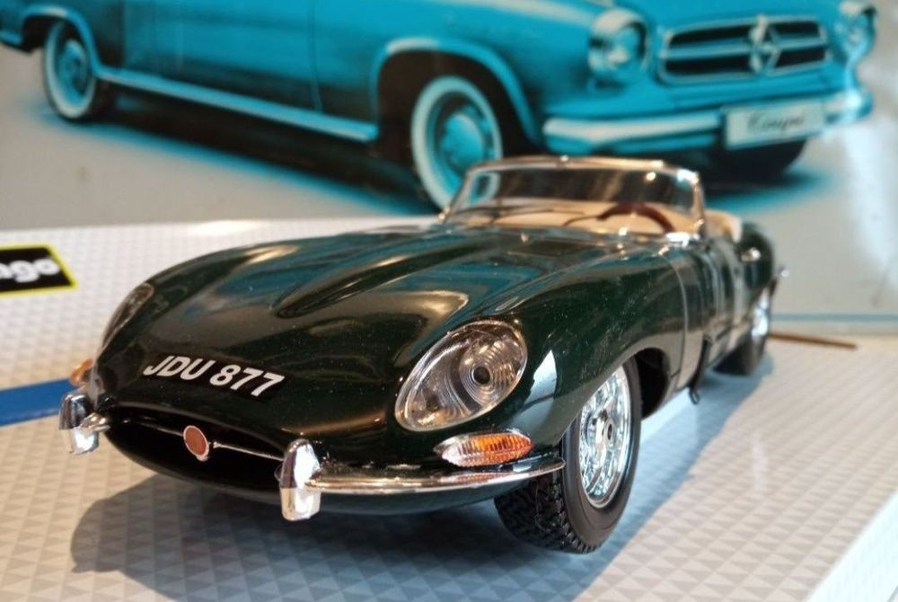 Jaguar E-type cabriolet
Scara 1:18
Bburago

Pozele reflectă realitatea