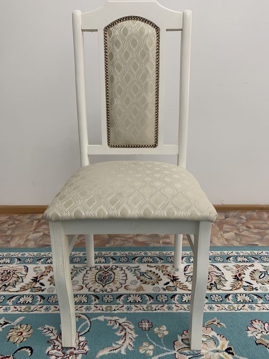 Белые стулья, депутат стулья