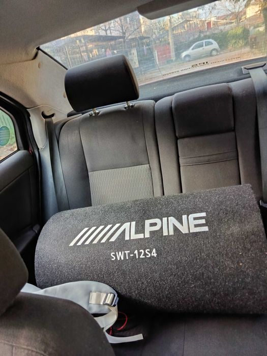 Vând Subwoofer 300W + statie 300 Alpine