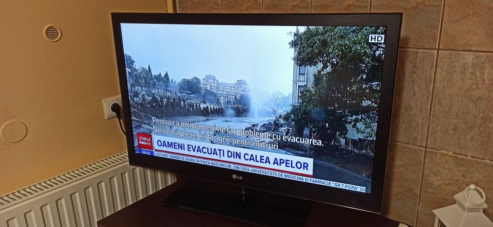 Vând TV LG led .