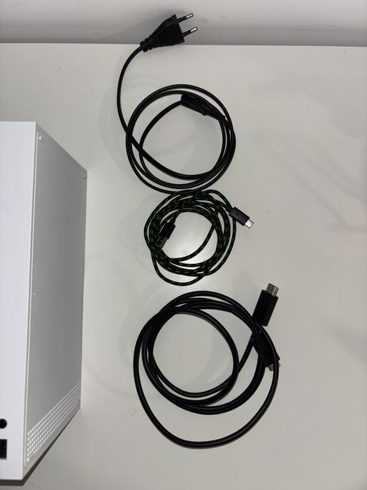 Xbox series S 512 GB + extra controller și dock de încărcare
